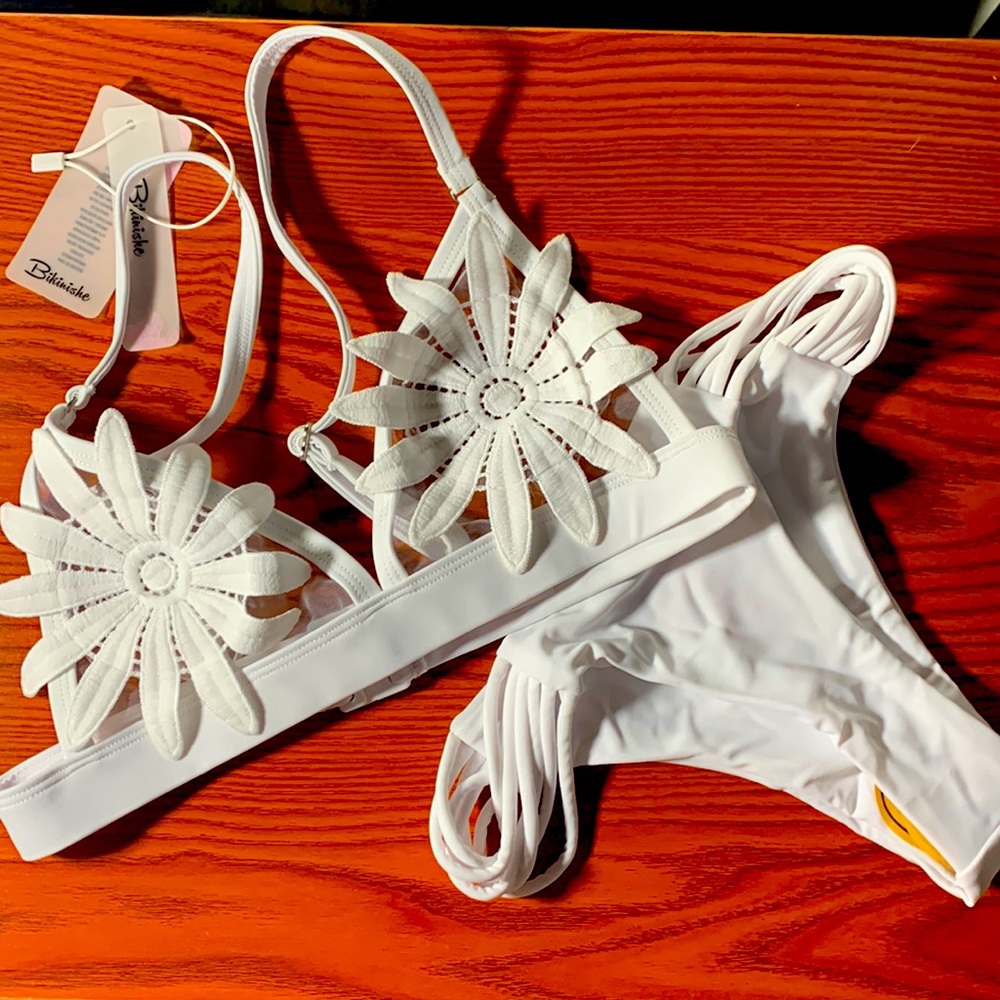 Embroidered Flower Mesh
Brazilian Bikini Swimsuit Size Small